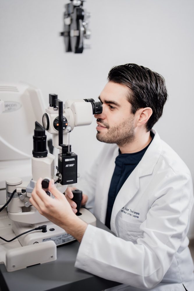 Dr. Alan Treviño realizando un examen del ojo con lámpara de hendidura