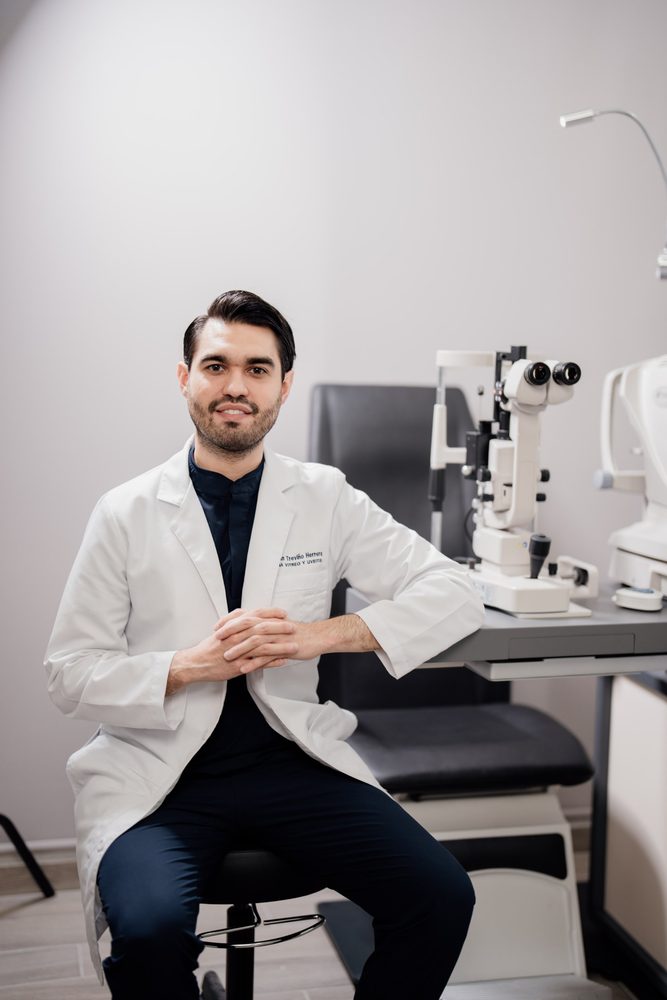 Dr. Alan Treviño en su consultorio de oftalmología en San Pedro Garza García
