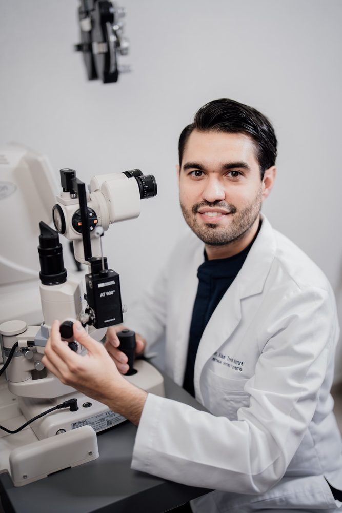 Dr. Alan Treviño, retinólogo, junto a la lámpara de hendidura